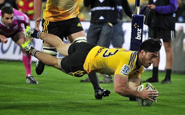 eight_col_Nehe_Milner-Skudder_dives_over_to_ice_the_Hurricanes'_sixth_straight_win_16x10